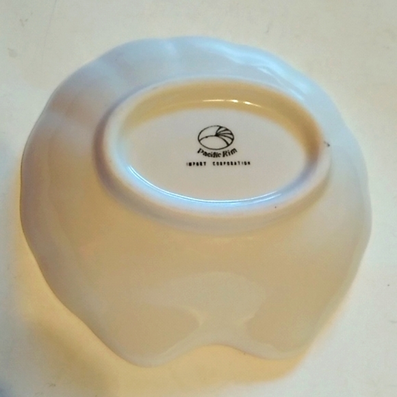 Pacific Rim White& Gold Scallop Dish - Picture 5 of 6